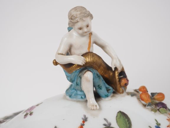 Service de table en porcelaine de Saxe à décor de fleurs polychromes e