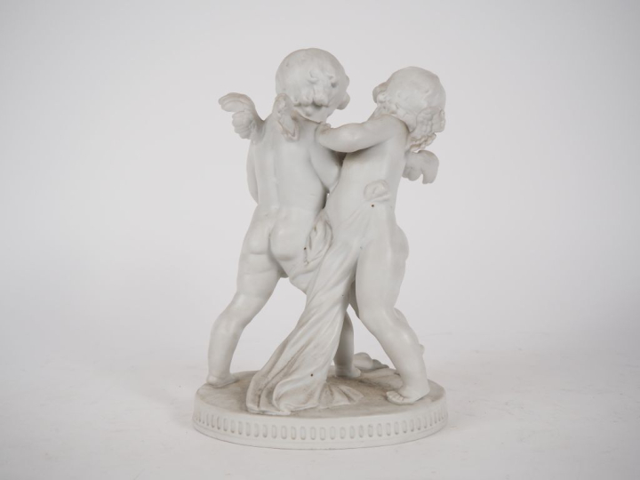 Groupe 1900 en biscuit "la lutte des amours".  H. 28 cm