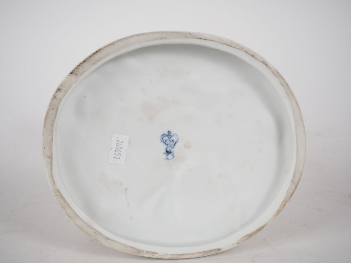 Groupe 1900 en biscuit "la lutte des amours".  H. 28 cm