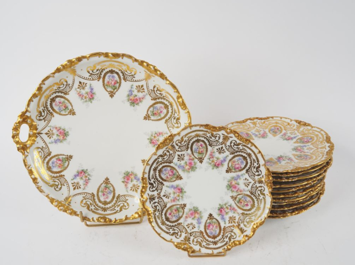 Service à gateau en porcelaine de Limoges  décor de fleurs polychromes