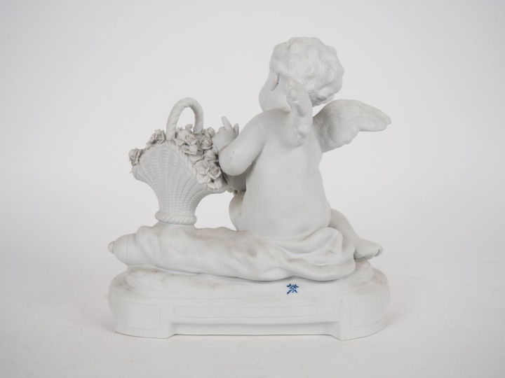 TEMEYER. (d'après) "Amour à la guirlande de fleurs" Sculpture en biscu