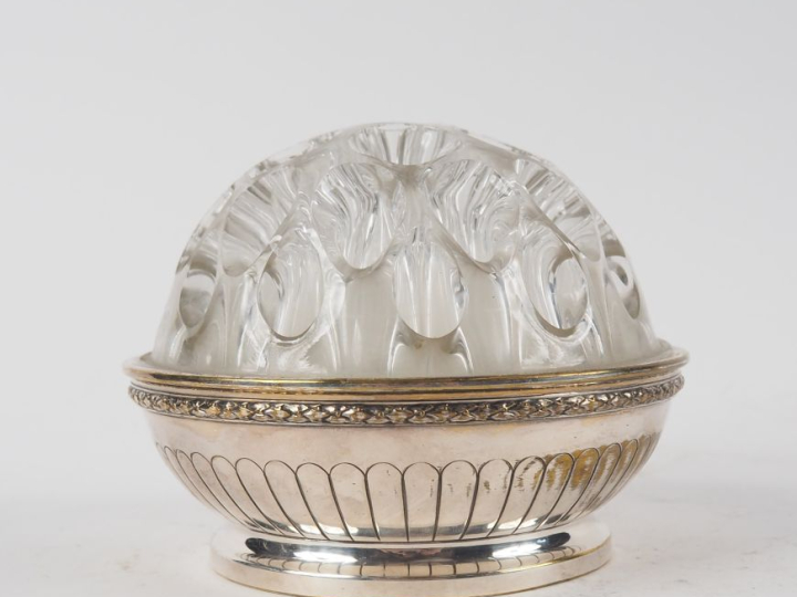 Pique fleurs de style Louis XVI en verre et métal. H. 12 cm