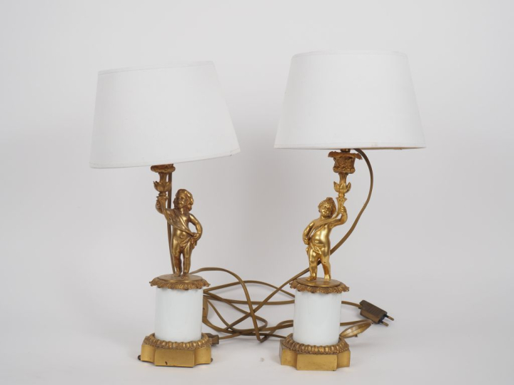 Paire de lampes en bronze doré et porcelaine blanche en forme d'amour 