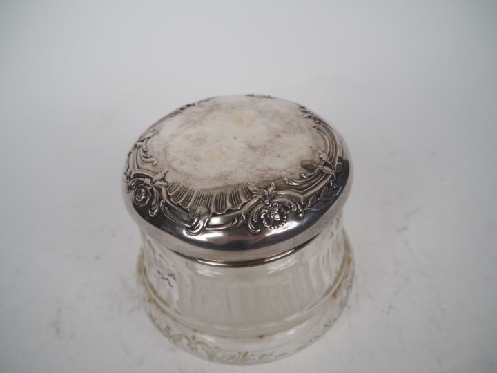 Bonbonnière en cristal gravé et argent, poinçon Minerve, à décor de ro