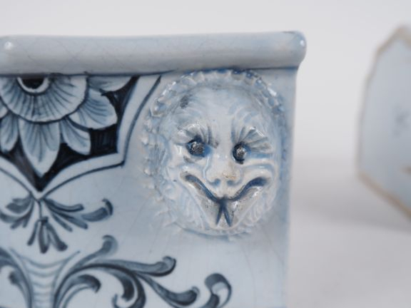 Fontaine et son bassin en faience décor de fleurs et de rocailles et d