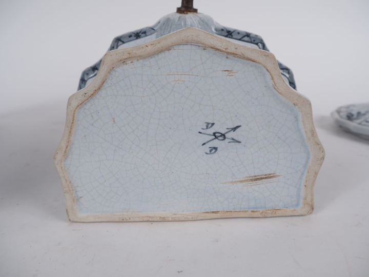 Fontaine et son bassin en faience décor de fleurs et de rocailles et d