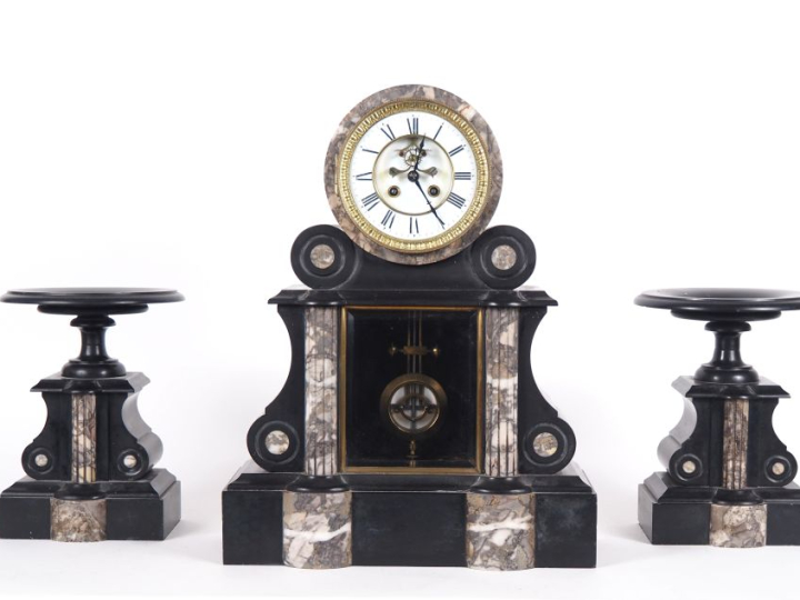 Garniture de cheminée Napoléon III en marbre bicolore comprenant une p