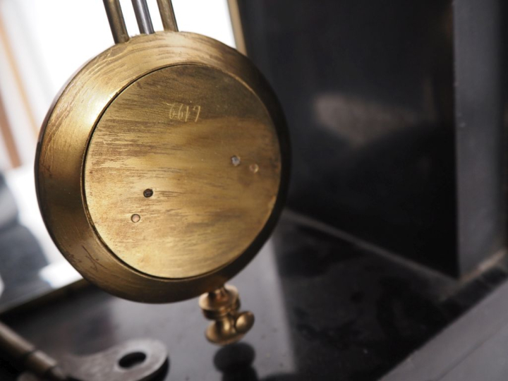 Garniture de cheminée Napoléon III en marbre bicolore comprenant une p