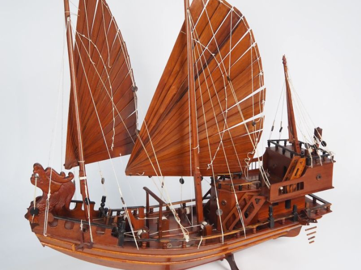 Grande jonque vietnamienne en bois exotique. Dim. 120 x 120 cm