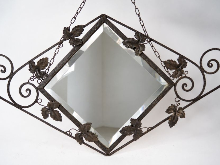 Miroir de style Art déco, monture en tole et fer forgé, à décor de feu