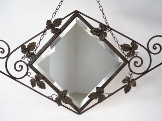 Vente aux enchères Miroir de style Art déco, monture en tole et fer forgé, à décor de feu
