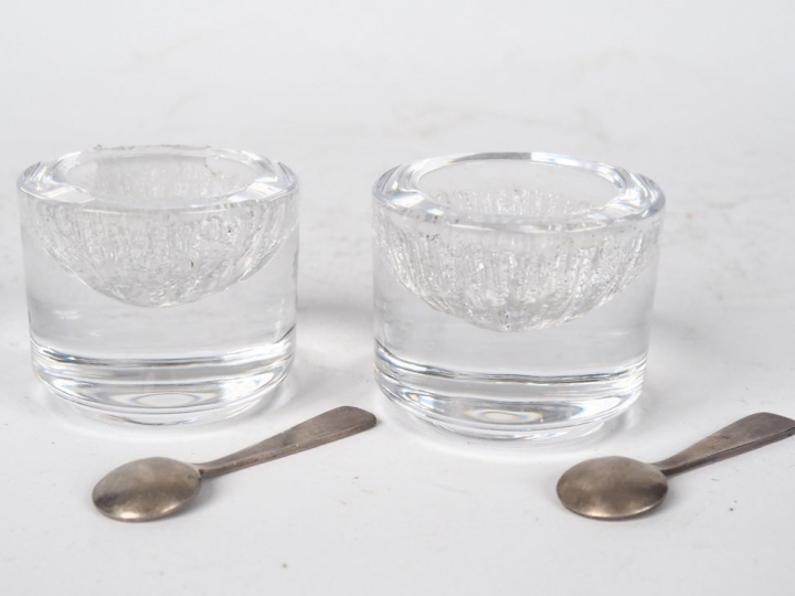 DAUM.  Paire de salerons en cristal et leurs pelles en métal.  Signés