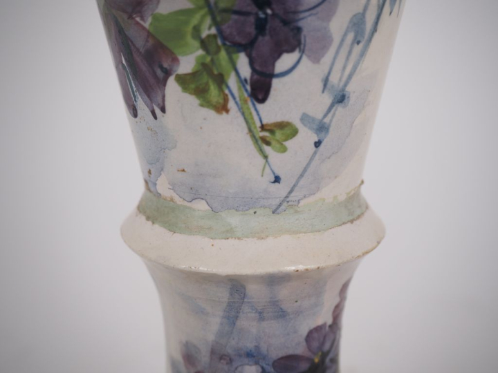 MASSIER (?) Vase à anses en céramique polychrome et en relief à décor 