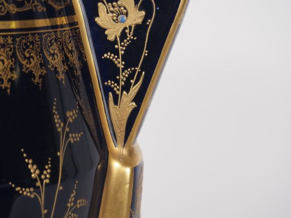 LIMOGES.  Vase Art Déco en porcelaine à décor émaillé et doré, de fleu