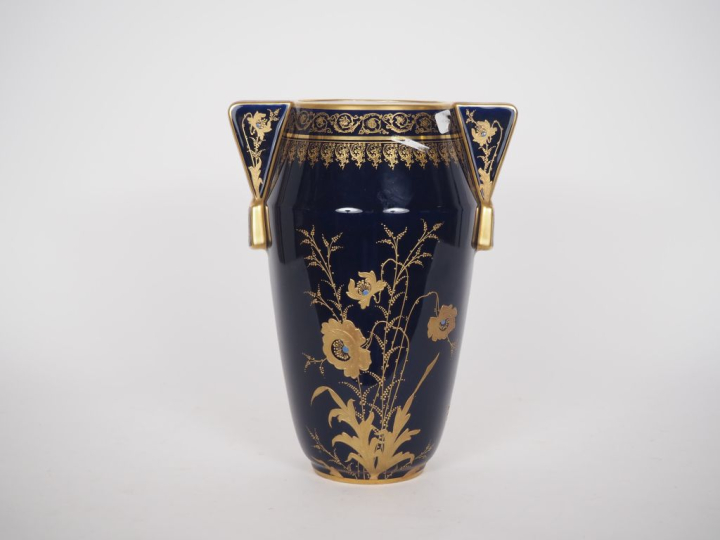 LIMOGES.  Vase Art Déco en porcelaine à décor émaillé et doré, de fleu
