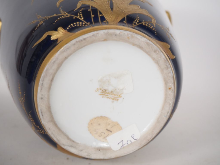 LIMOGES.  Vase Art Déco en porcelaine à décor émaillé et doré, de fleu