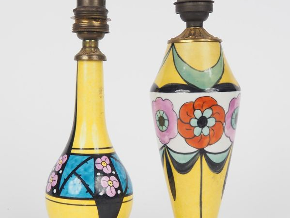 2 lampes Art déco en porcelaine à décor de fleurs polychrome , monture