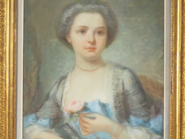 École française, dans le goût du XVIIIème.  "Portrait de dame à la ros
