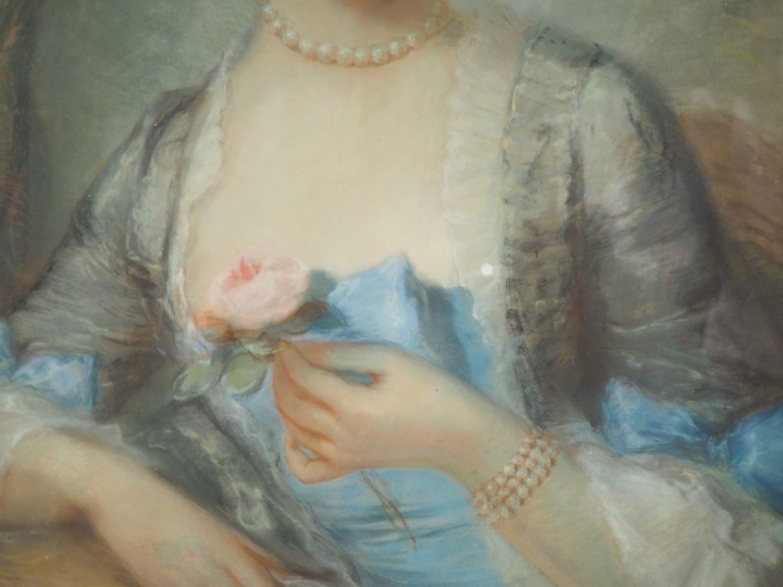 École française, dans le goût du XVIIIème.  "Portrait de dame à la ros