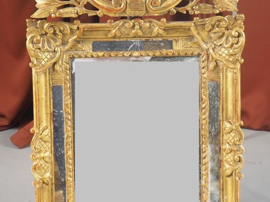 Miroir Napoléon III de style Régence, en bois et stuc doré, à décor fe