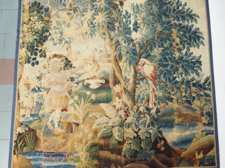Tapisserie "Verdure" XVIIIème, à décor de personnages et de haras. Dim