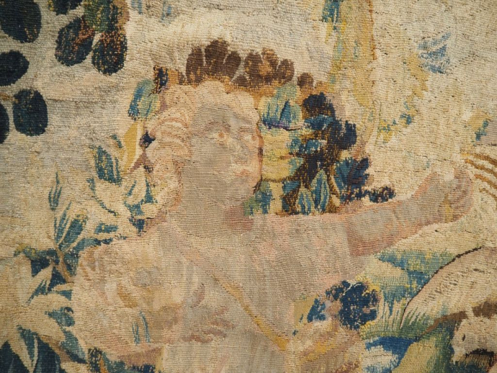 Tapisserie "Verdure" XVIIIème, à décor de personnages et de haras. Dim