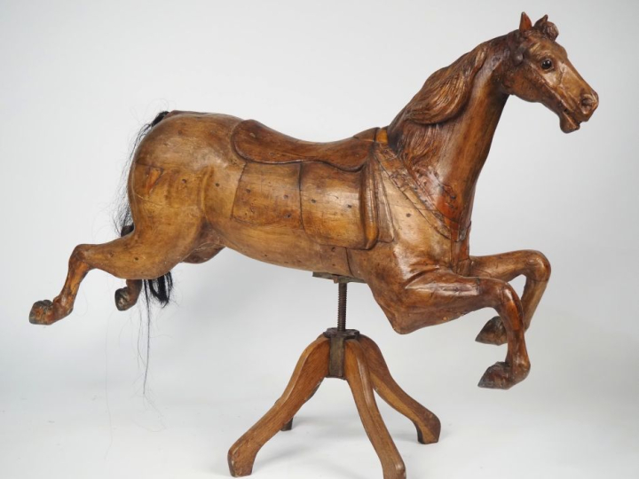 BAYOL. Cheval de manège XIXème en pin sculpté les yeux en verre, sur s