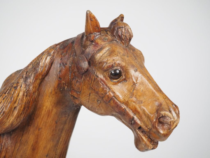 BAYOL. Cheval de manège XIXème en pin sculpté les yeux en verre, sur s