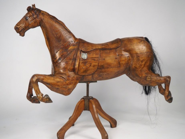 BAYOL. Cheval de manège XIXème en pin sculpté les yeux en verre, sur s
