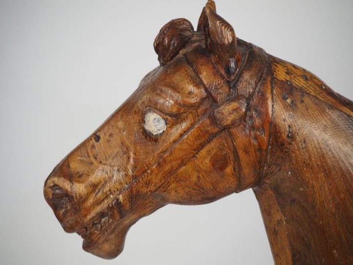 BAYOL. Cheval de manège XIXème en pin sculpté les yeux en verre, sur s