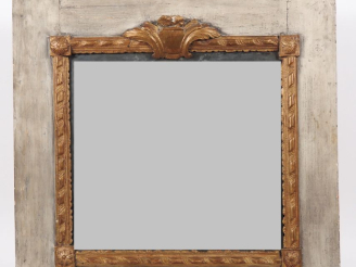 Vente aux enchères Miroir Louis XVI en bois laqué,  sculpté et doré à décor de fleurettes