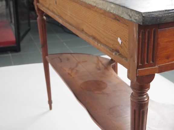 Console demi lune Louis XVI en bois naturel, ouvrant à un tiroir en ce