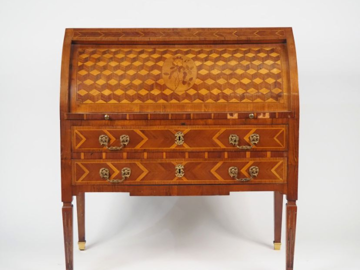 Bureau cylindre Louis XVI en acajou, à décor de cubes et de fleur dans