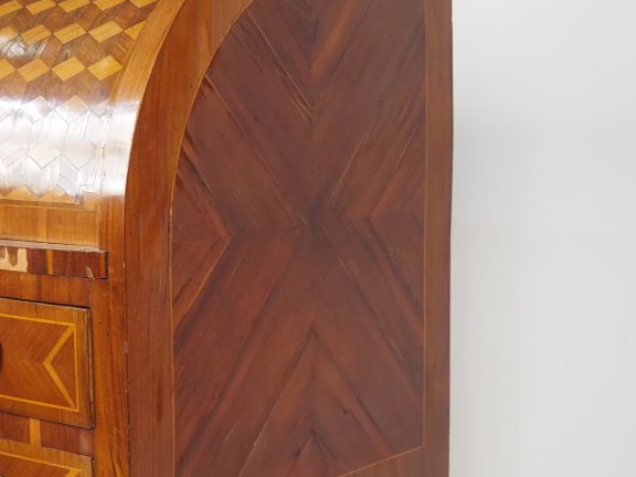 Bureau cylindre Louis XVI en acajou, à décor de cubes et de fleur dans