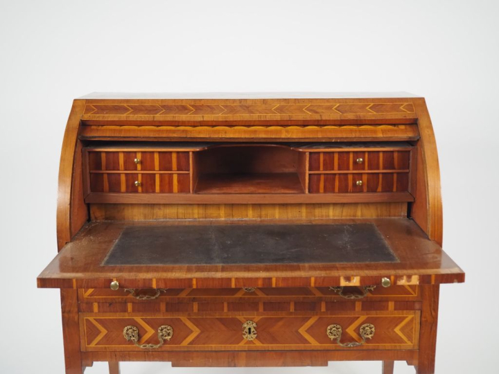 Bureau cylindre Louis XVI en acajou, à décor de cubes et de fleur dans