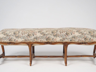Vente aux enchères Banquette XIXème de style Louis XV, huit pieds galbés réunis par une e