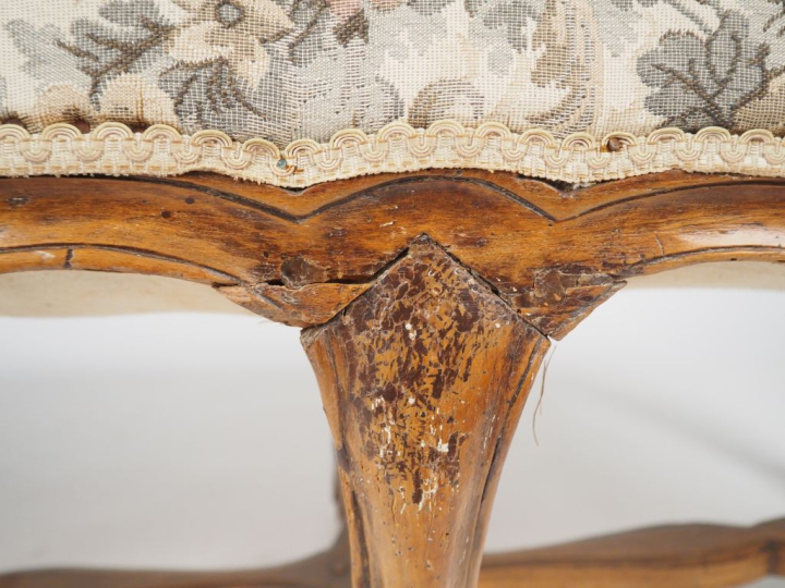 Banquette XIXème de style Louis XV, huit pieds galbés réunis par une e