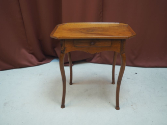 Vente aux enchères Table cabaret Louis XV en noyer, pieds galbés terminés en sabot de bic