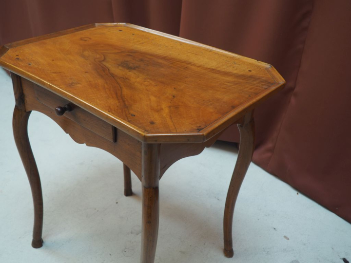 Table cabaret Louis XV en noyer, pieds galbés terminés en sabot de bic