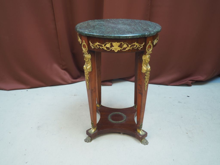 Guéridon de style Empire, en acajou et placage d'acajou, riche ornemen