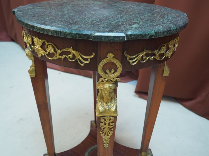 Guéridon de style Empire, en acajou et placage d'acajou, riche ornemen