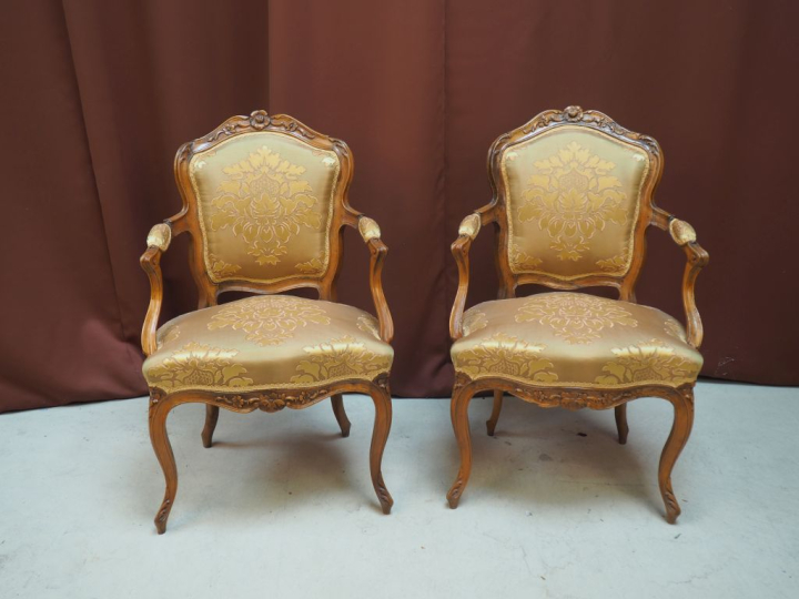 Paire de fauteuils cabriolets Louis XV, en bois naturel mouluré et scu