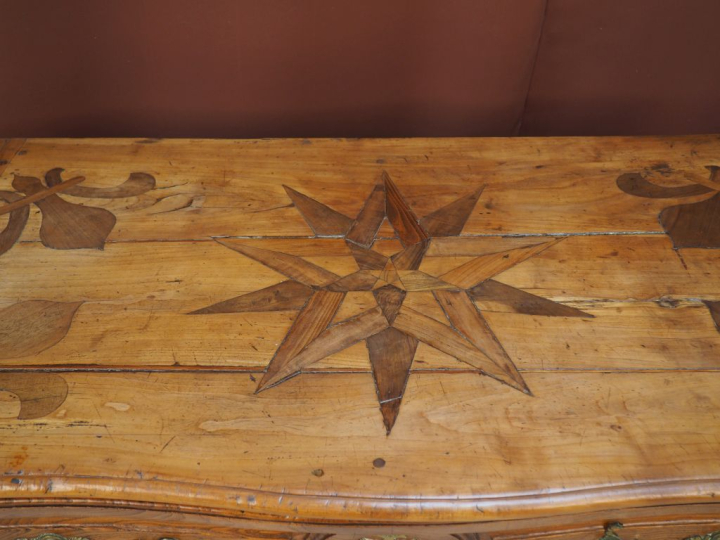 Commode tombeau Louis XV en bois composite, orme et merisier. Plateau 