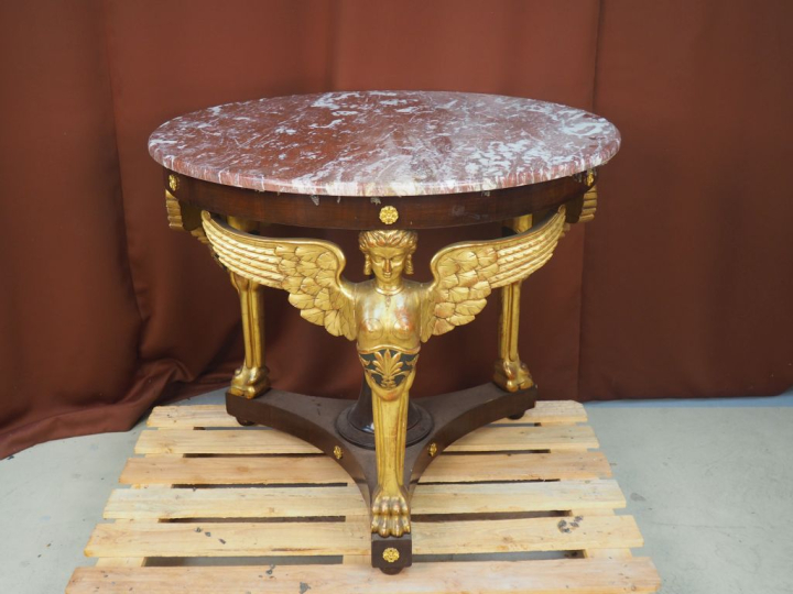 Guéridon de style Empire en acajou et placage d’acajou, à décor de chi