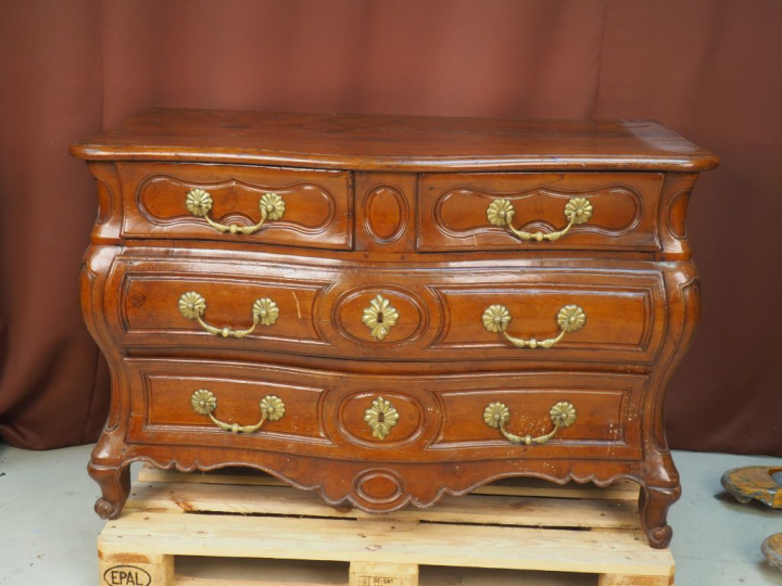 Commode Louis XV en bois naturel mouluré et sculpté, façade et panneau