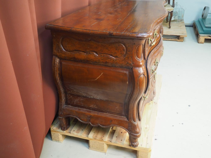 Commode Louis XV en bois naturel mouluré et sculpté, façade et panneau