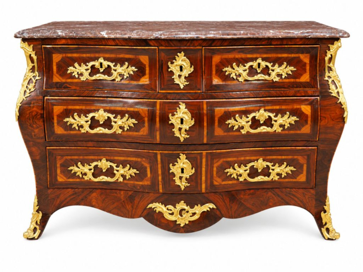Commode de style Louis XV, en marqueterie, à façade mouvementée, ouvra