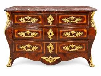 Vente aux enchères Commode de style Louis XV, en marqueterie, à façade mouvementée, ouvra