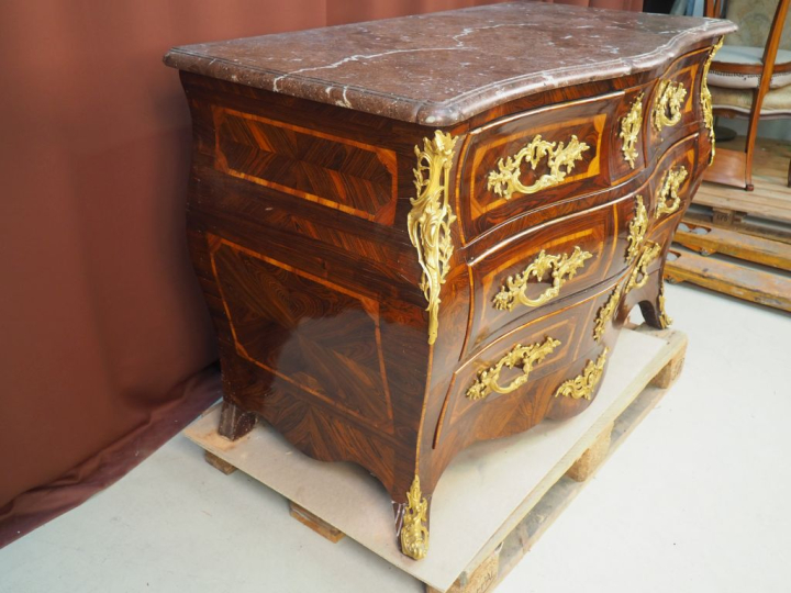 Commode de style Louis XV, en marqueterie, à façade mouvementée, ouvra