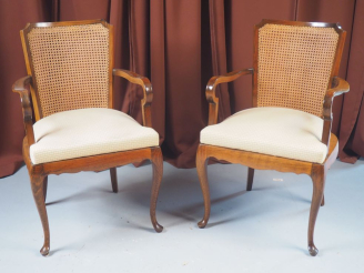 Vente aux enchères Paire de fauteuils XIXème anglais, dossier cintré et canné, assise gar